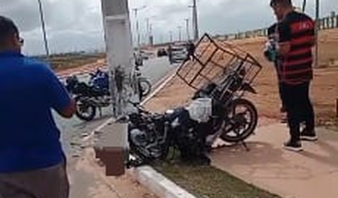 Motoboy fica gravemente ferido após colidir contra poste na Avenida Marília Mendonça