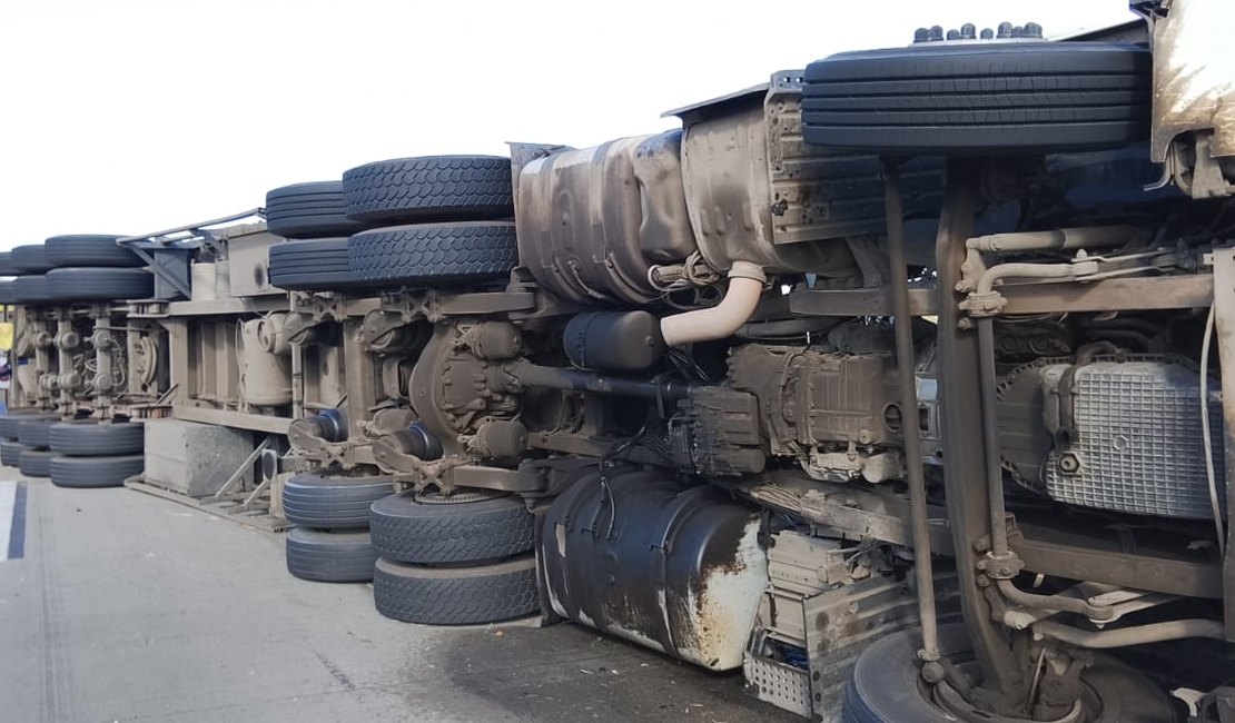 Carreta tomba na BR-101, em Novo Lino, e deixa uma pessoa ferida