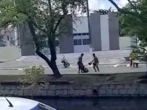 Vídeo: suposto assaltante é espancado e jogado no Riacho Salgadinho