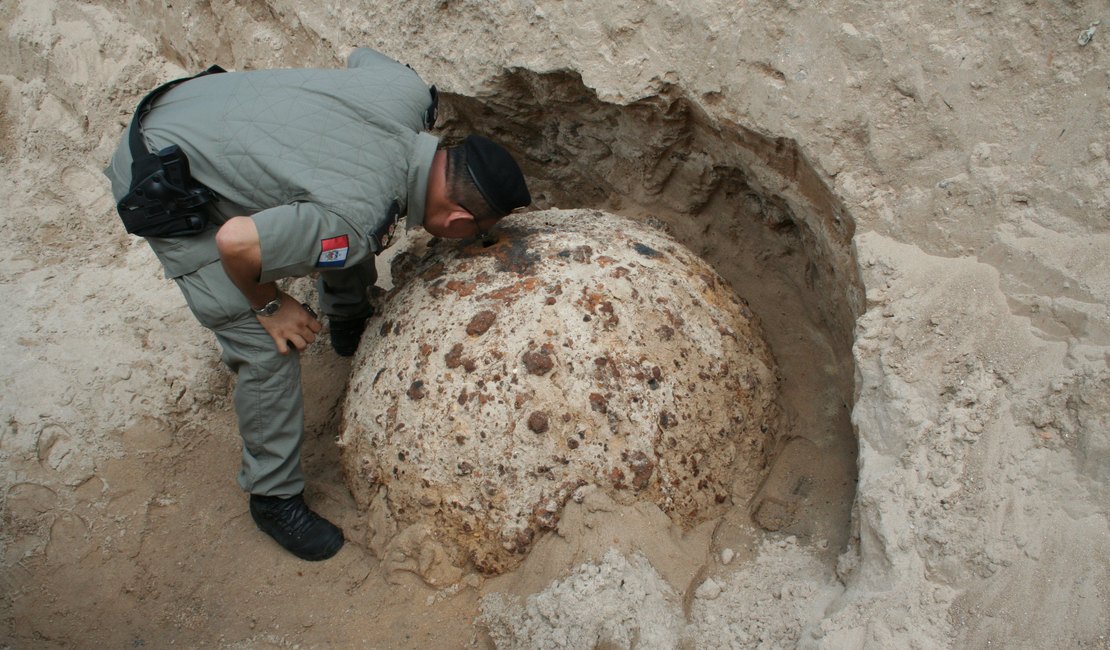 Esfera que apareceu em praia do Japão pode ser mina marítima igual a encontrada em Maragogi em 2010