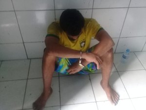 Polícia prende homem furtando porta de prédio no Centro de Maceió