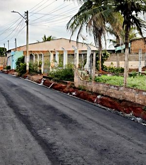 Asfalto chega na obra de pavimentação entre Canaã e Tabela, em Arapiraca
