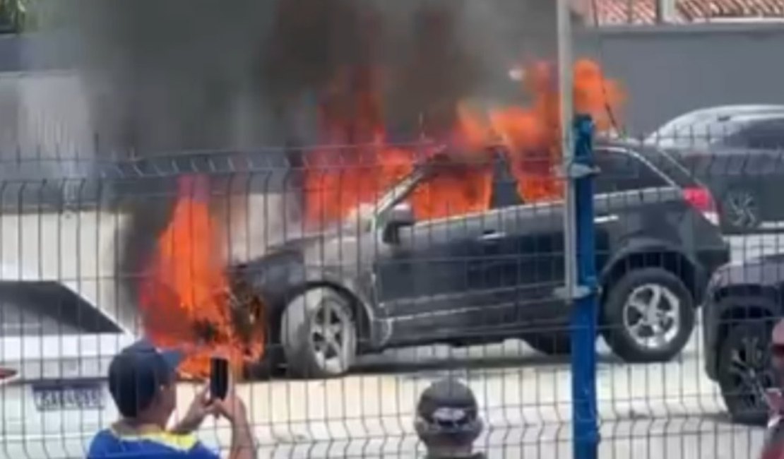 [Vídeo] Carro é tomado pelo fogo em estacionamento de supermercado em Arapiraca
