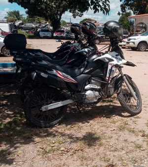 [Vídeo] Jovem com ficha criminal por homicídio é detido com drogas no bairro Canafístula, em Arapiraca