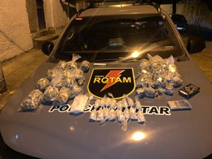 Homem tenta se livrar de sacola com maconha, crack e cocaína, mas é preso