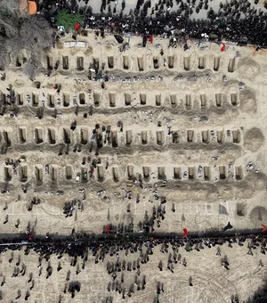 Foto de menino iraniano acenando para mãe antes de ser morto viraliza