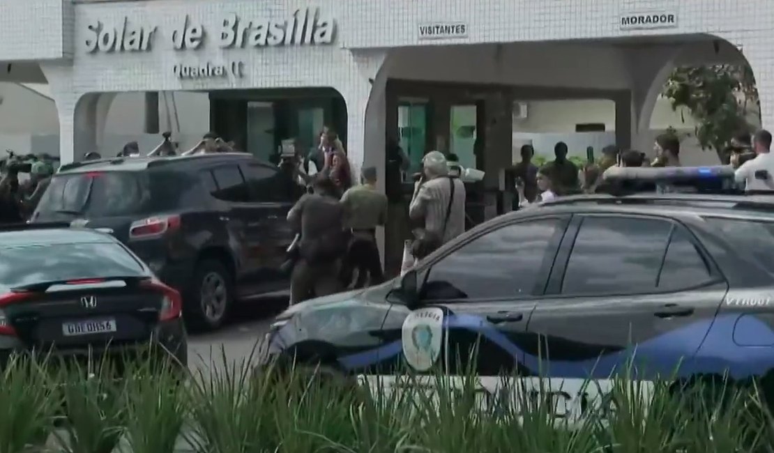 Flávio Bolsonaro visita o pai, Jair Bolsonaro, nesta terça-feira (13)