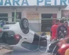 Motorista fica ferido após carro capotar na Avenida Menino Marcelo, em Maceió