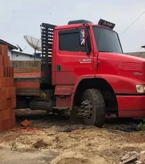 Motorista descarrega mais de 5 mil tijolos e deixa caminhão “preso” em lote