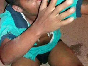Homem é espancado e preso ao tentar roubar moto de uma mulher