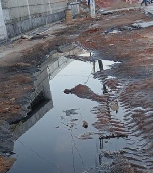 Falha em estação elevatória da BRK causa extravasamento de esgoto no Centro de Maceió