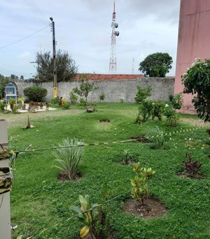 Moradores de condomínio no Jacintinho denunciam risco de deslizamento de terra