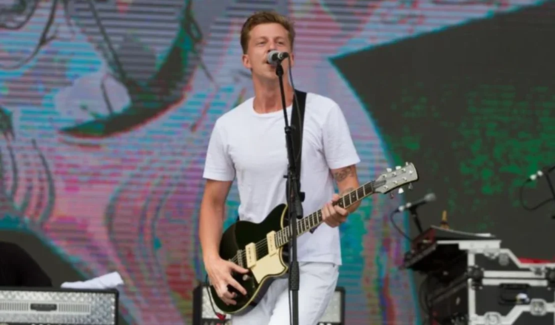 Vocalista da Scalene sofre ferimento na cabeça após queda em show