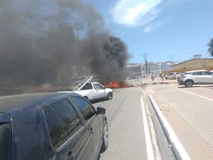 Pescadores voltam a interditar avenida e cobram pagamento de benefício atrasado