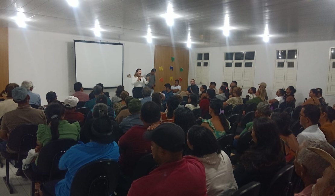 Prefeita de Porto Calvo apresenta projeto do Pátio da Feira aos feirantes
