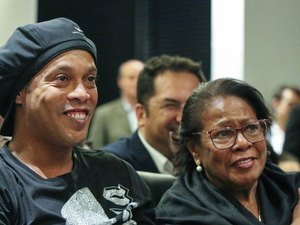 Mãe de Ronaldinho Gaúcho é internada com coronavírus