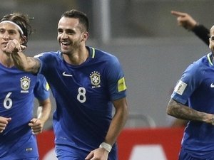 Brasil vence o Peru, dispara na liderança e encaminha vaga na Copa