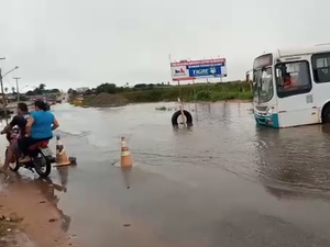 [Vídeos] Rodovia em frente à Vila Canaã permanece alagada e tráfego flui com dificuldade