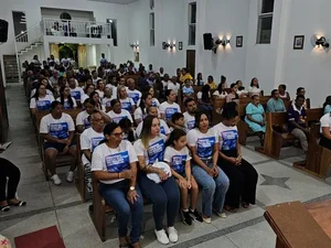 Família pede justiça durante missa de três meses pela morte do blogueiro Adriano Soares