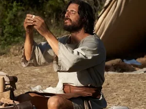 'Precisava trabalhar': ator de Jesus lucrou R$ 100 em série bancada por fãs
