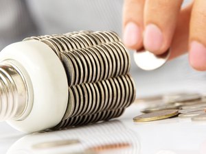 Contas de energia voltam a ter cobrança extra em maio, segundo Aneel