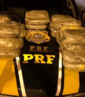 [Vídeo] PRF apreende droga presa no chassi de uma caminhonete