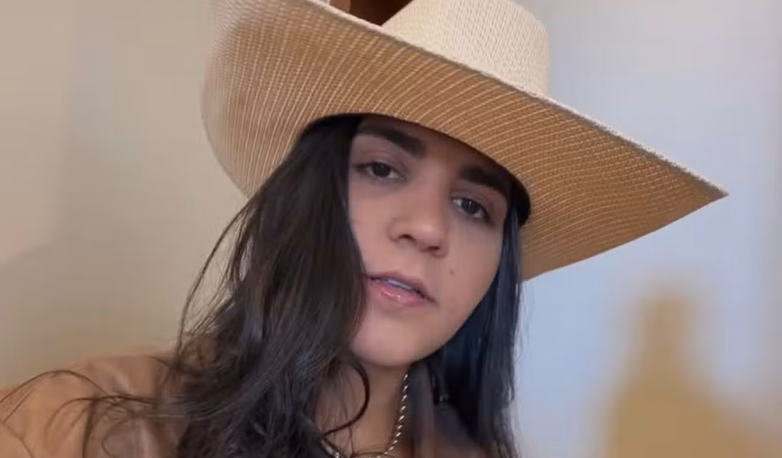 Cantora Yasmin Santos é vítima de furto e mostra carro com vidro estilhaçado