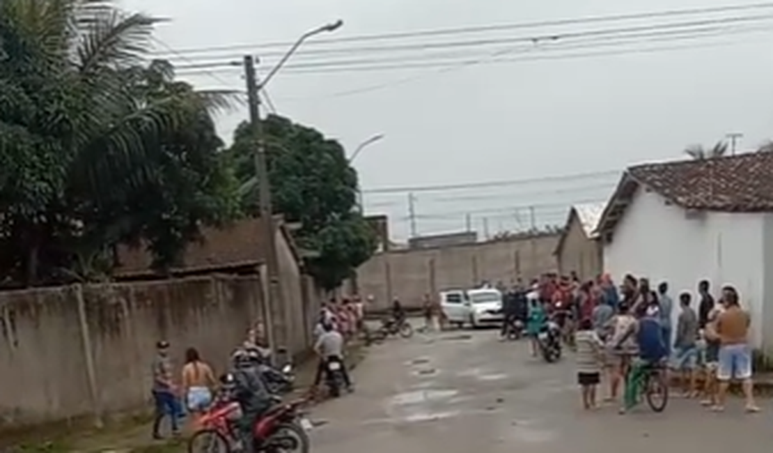Jovem é baleado em atentado à luz do dia no bairro Mata do Rolo, em Rio Largo