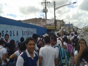 Em apoio aos monitores do estado, estudantes de São Miguel realizam protesto