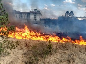 Incêndio em vegetação assusta moradores no bairro do Feitosa