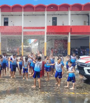 Corpo de Bombeiros recebe visita de 600 crianças em comemoração ao Dia do Soldado