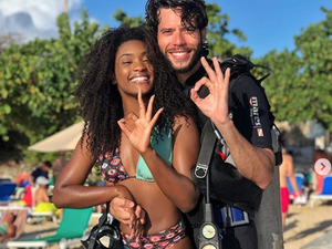 Erika Januza faz rara aparição ao lado do namorado bonitão e se declara
