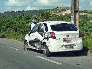 Caminhão tenta evitar colisão frontal e atinge veículo na BR-101