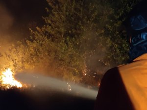 Bombeiros apagam incêndio em São Miguel dos Milagres