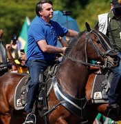 Montado em cavalo, Bolsonaro vai a manifestação de apoiadores em Brasília 