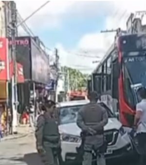[Vídeo] Colisão entre ônibus e carro deixa uma pessoa ferida e trânsito lento no Centro de Maceió