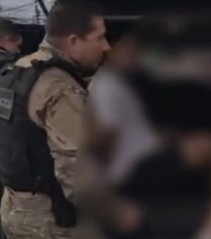 [Vídeo] Mulher se revolta ao ver filho preso por briga de torcida: 'esqueça que tem mãe'