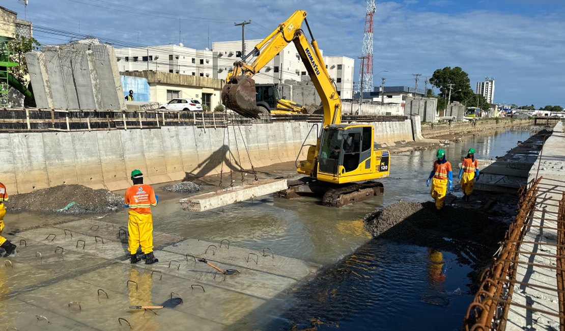 Obras de canalização do Riacho Salgadinho avançam com colocação de placas de concreto