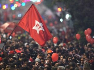 PT deixa o poder após 13 anos com avanços sociais e economia debilitada