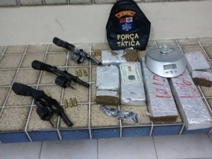 Jovens são presos com revolveres e drogas, em Maceió