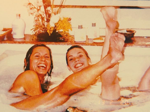 Foto de Vera Fischer em banheira com atriz da Globo dá o que falar