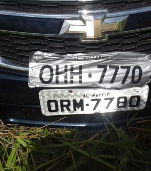 [Vídeo] Criminosos adulteram placa de carro com fita adesiva