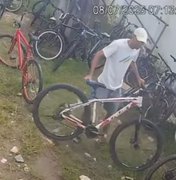 Imagens de câmeras flagram furto de bicicleta em escola no Vergel do Lago, em Maceió