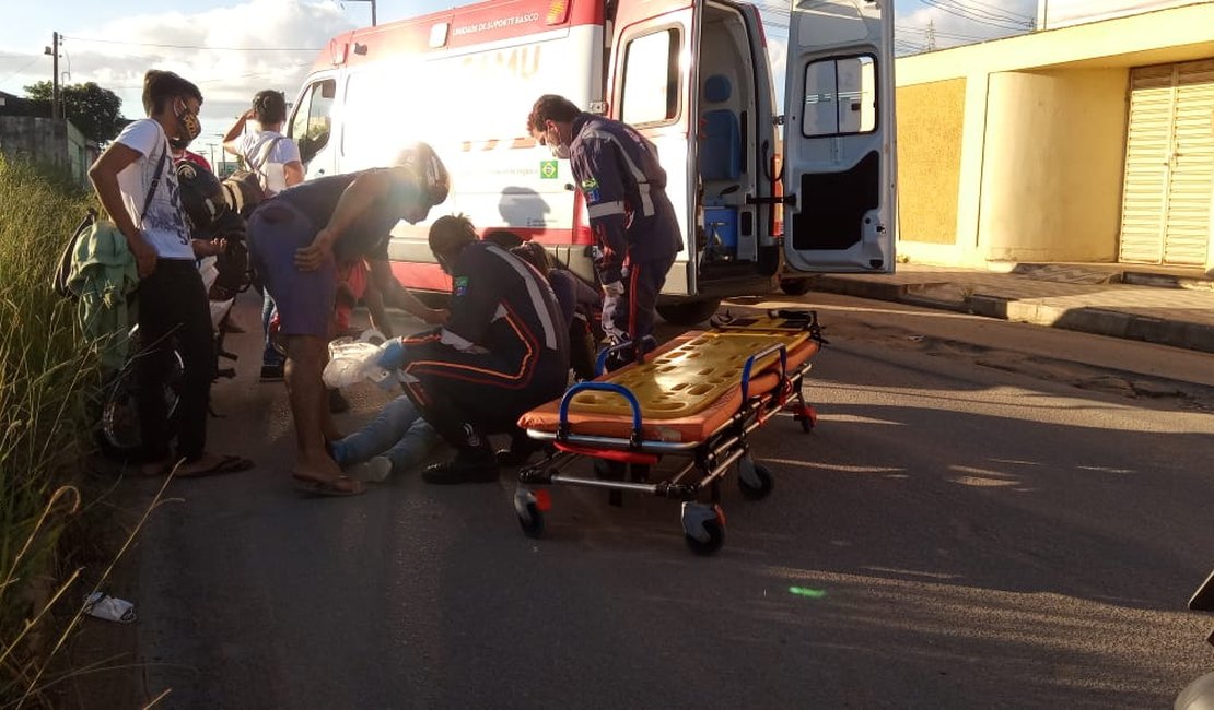 Moto cai em buraco da Casal e duas pessoas ficam feridas em Arapiraca