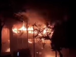 Incêndio de grandes proporções atinge prédio da UFPE em Recife-PE