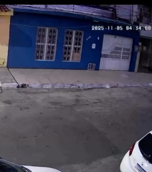 [Vídeo] Câmera flagra homem quebrando vidro de táxi no bairro Prado