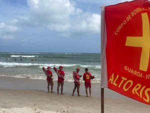 Guarda-vidas resgatam seis pessoas em menos de meia hora na Praia do Francês