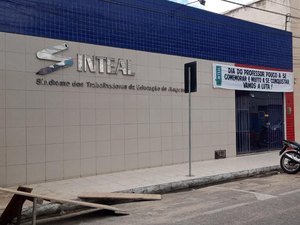 [Vídeo] Após confusão, servidores da educação de Arapiraca são recebidos por Teófilo e aguardam proposta de reajuste