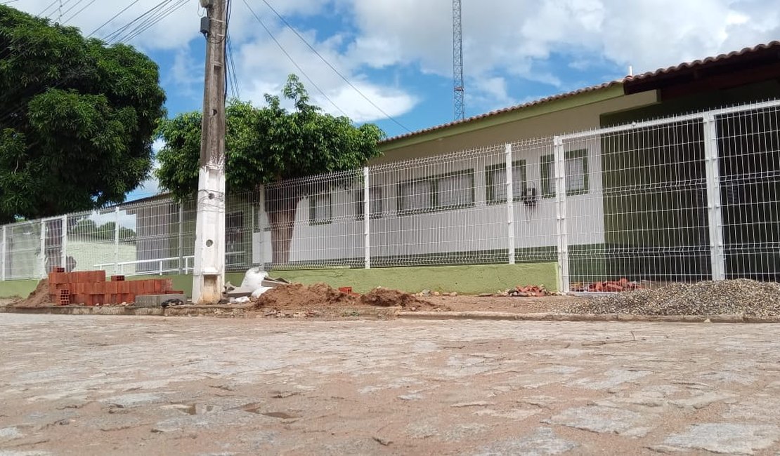Arapiraca: Obra atrasada da UBS da Bananeira deixa comunidade desassistida
