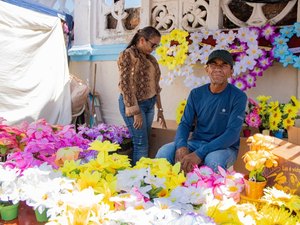 Prefeitura inscreve ambulantes para a venda de flores nos cemitérios de Maceió